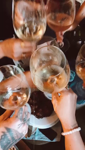 junto ao Méditerranée - R. 3250, 100 - sala 6 e 7 - Centro, Balneário Camboriú - SC, 88330-278