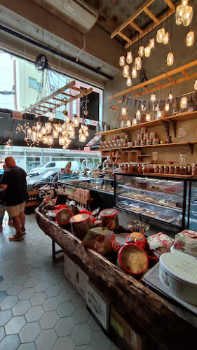 junto ao Méditerranée - R. 3250, 100 - sala 6 e 7 - Centro, Balneário Camboriú - SC, 88330-278