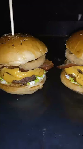 Opinii despre Los primos Hamburgueria e pastelaria în Granja - Gastronomia e hotelaria